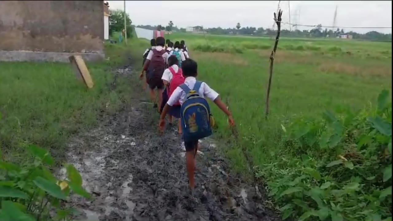 স্কুলে যাওয়ার রাস্তা নেই , জল-কাদা পেরিয়েই স্কুল , অগত্যা খালি পায়েই স্কুলে যায় কালনার পড়ুয়ারা