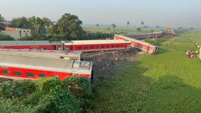 বিহারে ভয়াবহ রেল দুর্ঘটনা, বক্সারে নর্থইস্ট এক্সপ্রেসের কামরা ছিটকে মৃত্যু, আহত বহু